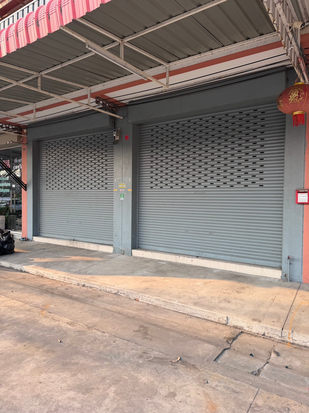 For RentShop HouseNonthaburi, Bang Yai, Bangbuathong : Commercial building for rent, 2 units, Ban Kluay-Sai Noi, beautiful, cheap, good location, convenient parking, if interested contact Line @841qqlnr