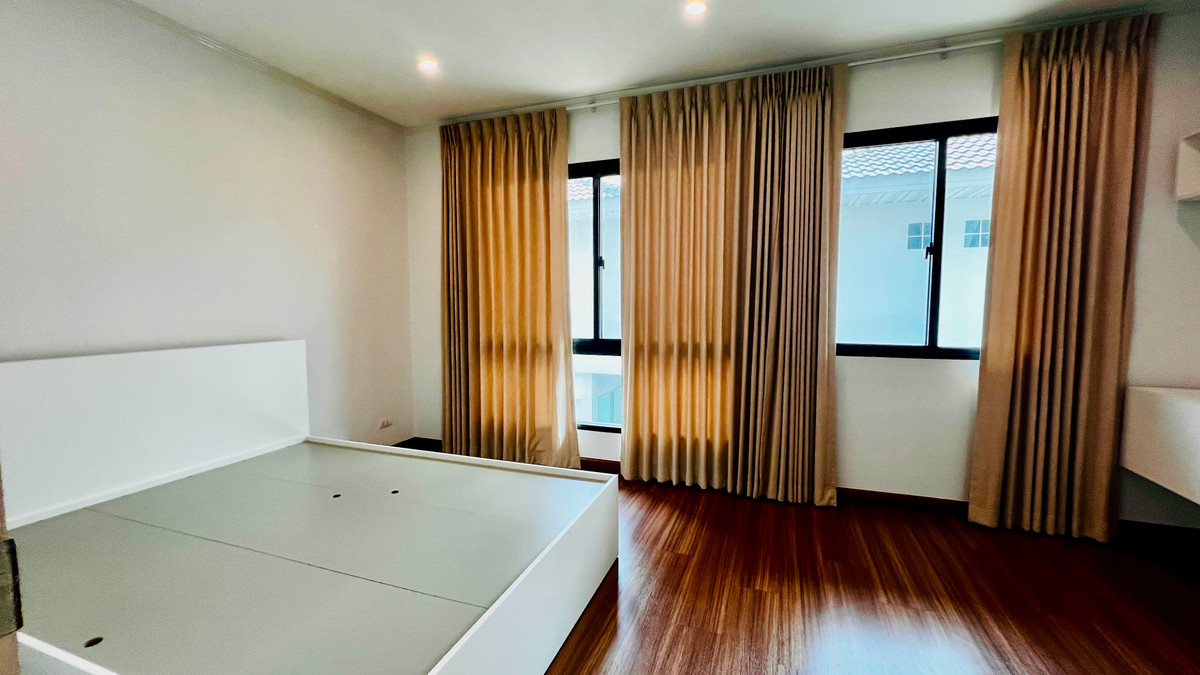 ขายทาวน์โฮมลาดพร้าว101 แฮปปี้แลนด์ : ขายทาวน์โฮม 3 ชั้น Supalai Essence ลาดพร้าว บ้านสภาพใหม่  บิ้วอิน พร้อมเฟอร์นิเจอร์ เครื่องใช้ไฟฟ้า ทำเลศักยภาพ เข้าอยู่ได้ทันที