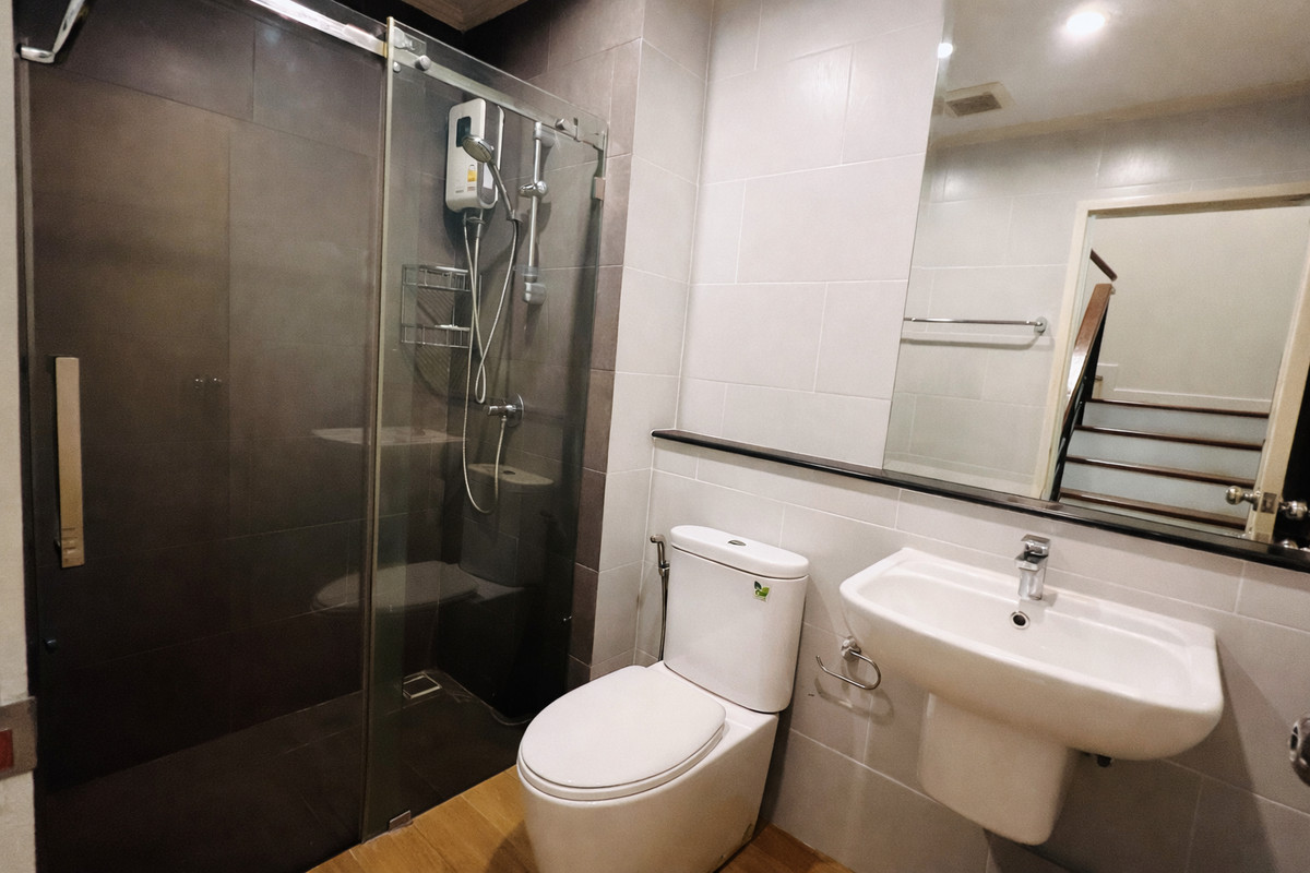 ขายทาวน์โฮมลาดพร้าว101 แฮปปี้แลนด์ : ขายทาวน์โฮม 3 ชั้น Supalai Essence ลาดพร้าว บ้านสภาพใหม่  บิ้วอิน พร้อมเฟอร์นิเจอร์ เครื่องใช้ไฟฟ้า ทำเลศักยภาพ เข้าอยู่ได้ทันที