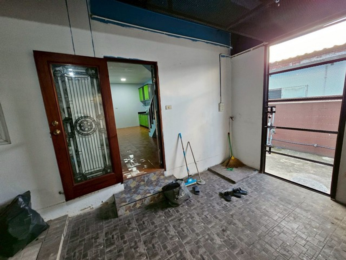 For RentWarehousePattaya, Bangsaen, Chonburi : HR3312 Warehouse for rent, new condition, H-Beam structure, complete with office. Ban Bueng-Chonburi location Supports the installation of a 5-ton crane with a high load-bearing floor. Convenient entry and exit