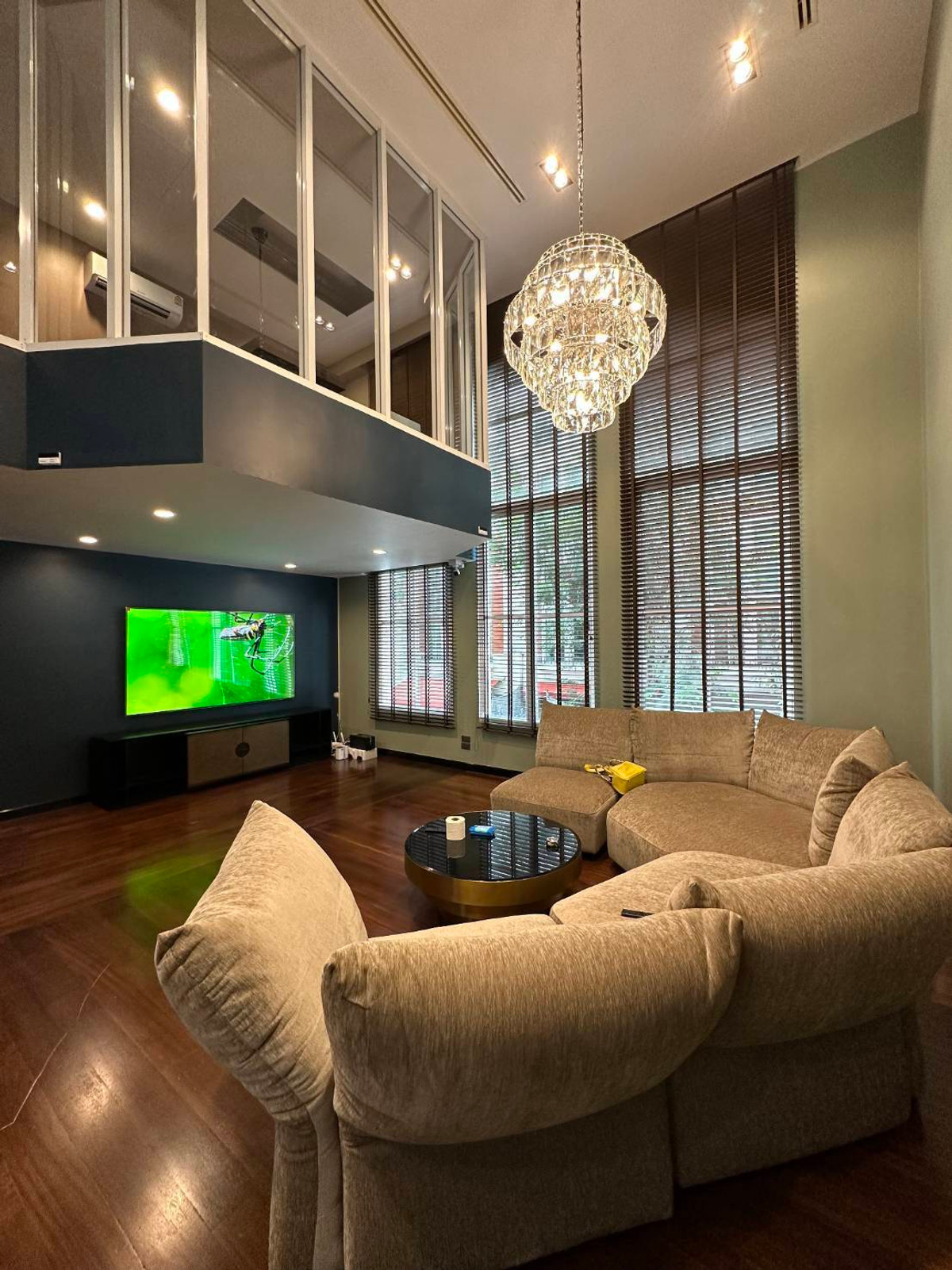 ขายทาวน์โฮมสุขุมวิท อโศก ทองหล่อ : ขายทาวน์โฮม บ้านกลางกรุง ทองหล่อ ติดถนนทองหล่อ 4 ชั้น ขนาด 26 ตารางวา พื้นที่ใช้สอย 370 ตารางเมตร 4 ห้องนอน 4 ห้องน้ำ ที่จอดรถ 2 คัน