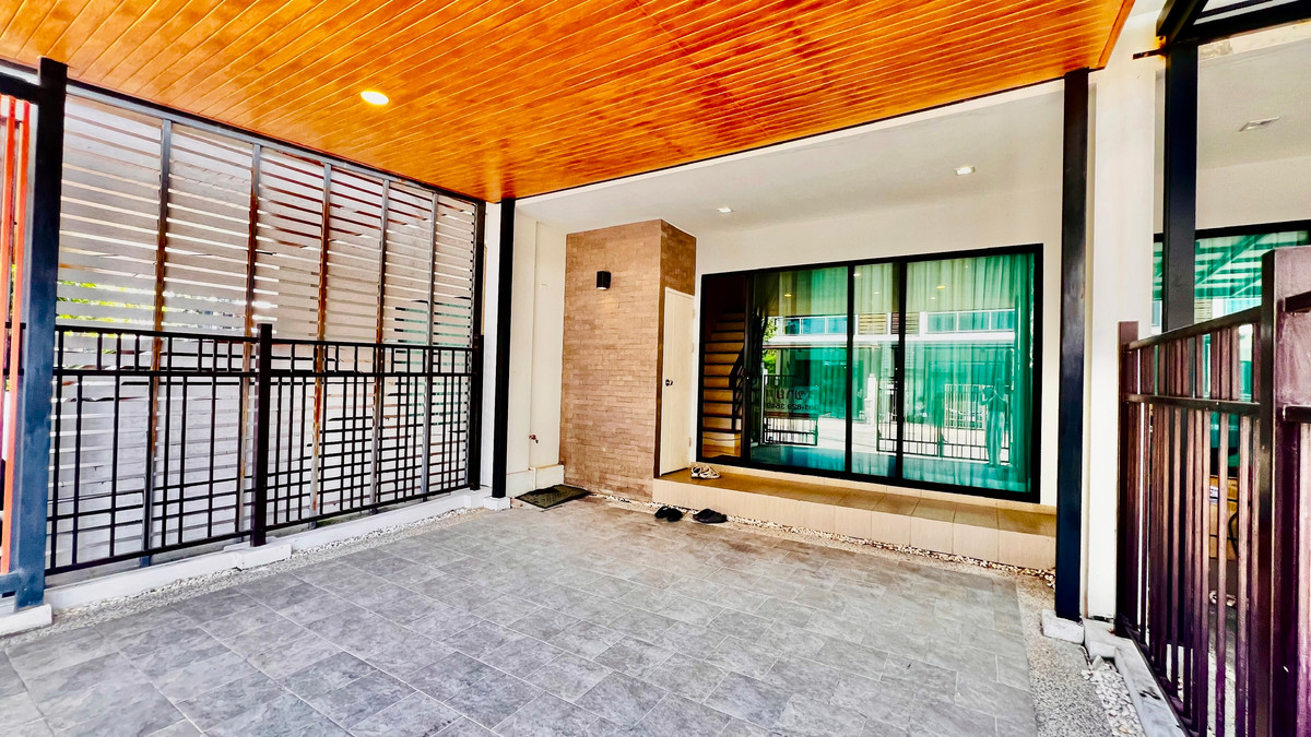 ขายทาวน์โฮมลาดพร้าว101 แฮปปี้แลนด์ : ขายทาวน์โฮม 3 ชั้น Supalai Essence ลาดพร้าว บ้านสภาพใหม่  บิ้วอิน พร้อมเฟอร์นิเจอร์ เครื่องใช้ไฟฟ้า ทำเลศักยภาพ เข้าอยู่ได้ทันที