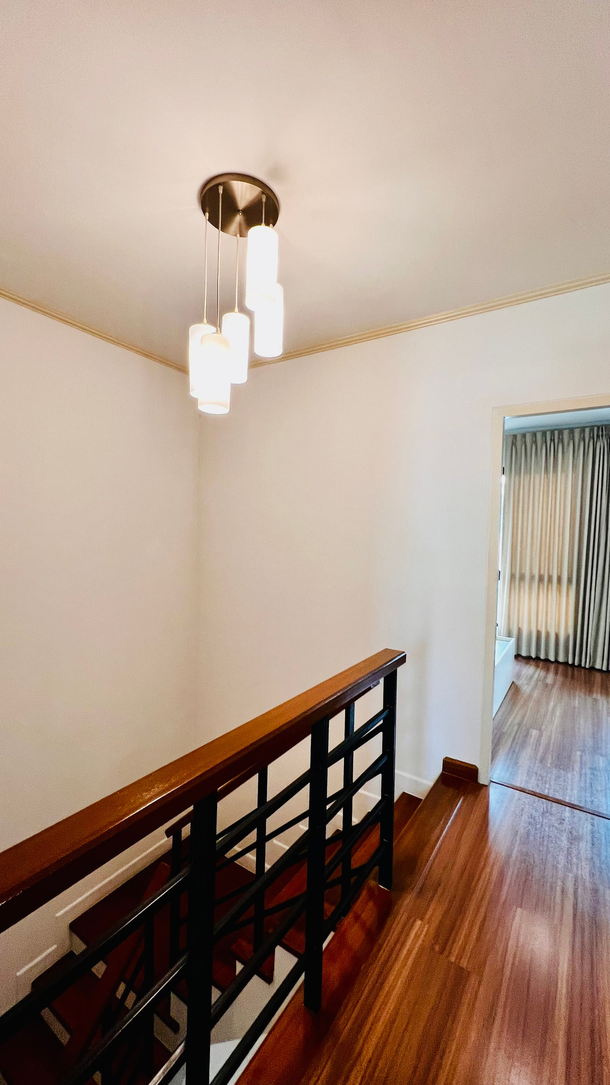 ขายทาวน์โฮมลาดพร้าว101 แฮปปี้แลนด์ : ขายทาวน์โฮม 3 ชั้น Supalai Essence ลาดพร้าว บ้านสภาพใหม่  บิ้วอิน พร้อมเฟอร์นิเจอร์ เครื่องใช้ไฟฟ้า ทำเลศักยภาพ เข้าอยู่ได้ทันที