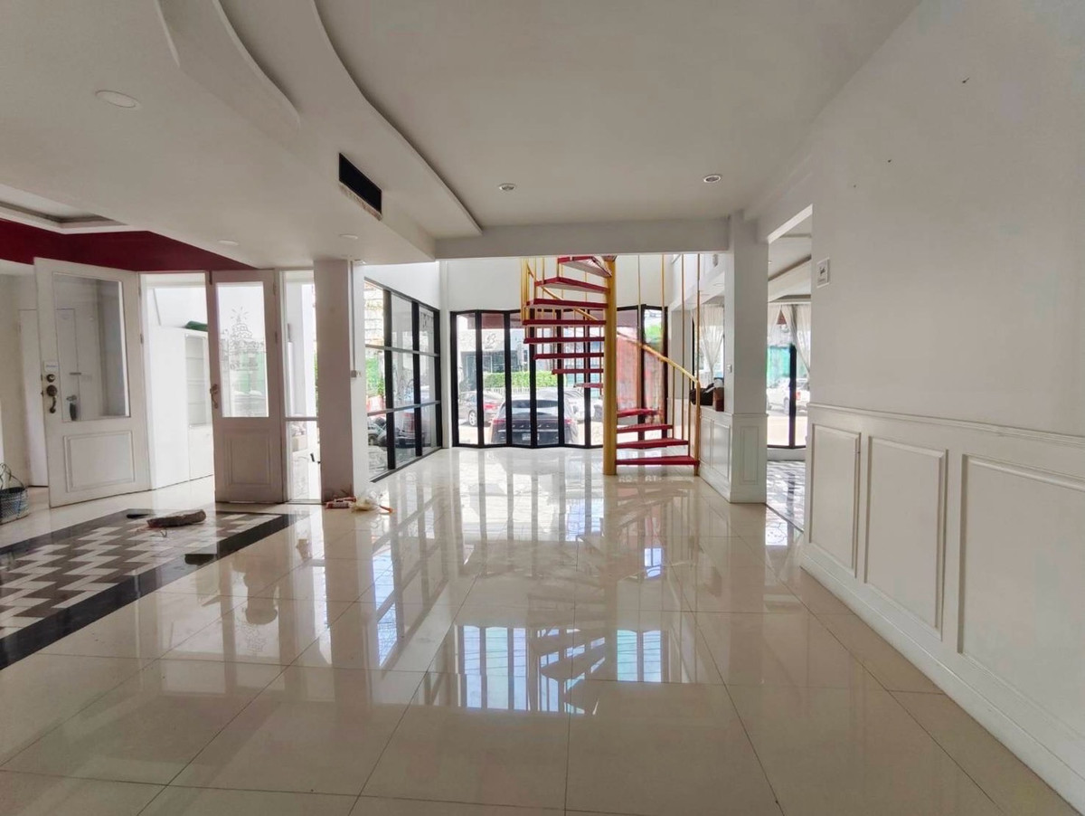 ให้เช่าร้านค้า/ตลาดนัดรามคำแหง หัวหมาก : ปล่อยเช่า พื้นที่ธุรกิจ ชั้น 1 + ช้้นลอย @ ทาวน์อินทาวน์ ถนนศรีวรา CDC ใกล้ ทองหล่อ และ เลียบด่วน เอกมัย-รามอินทรา