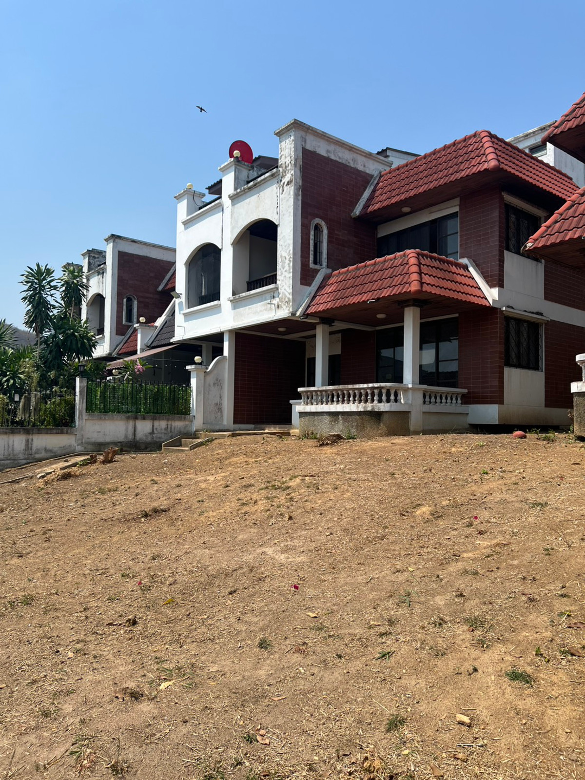 For SaleHuahin, Prachuap Khiri Khan, Pran Buri : Vacation home that needs renovation. Sold cheaply. Suitable for builders and investors. Developed for rent. Good income. 2 houses not next to each other. Sold cheaply.
