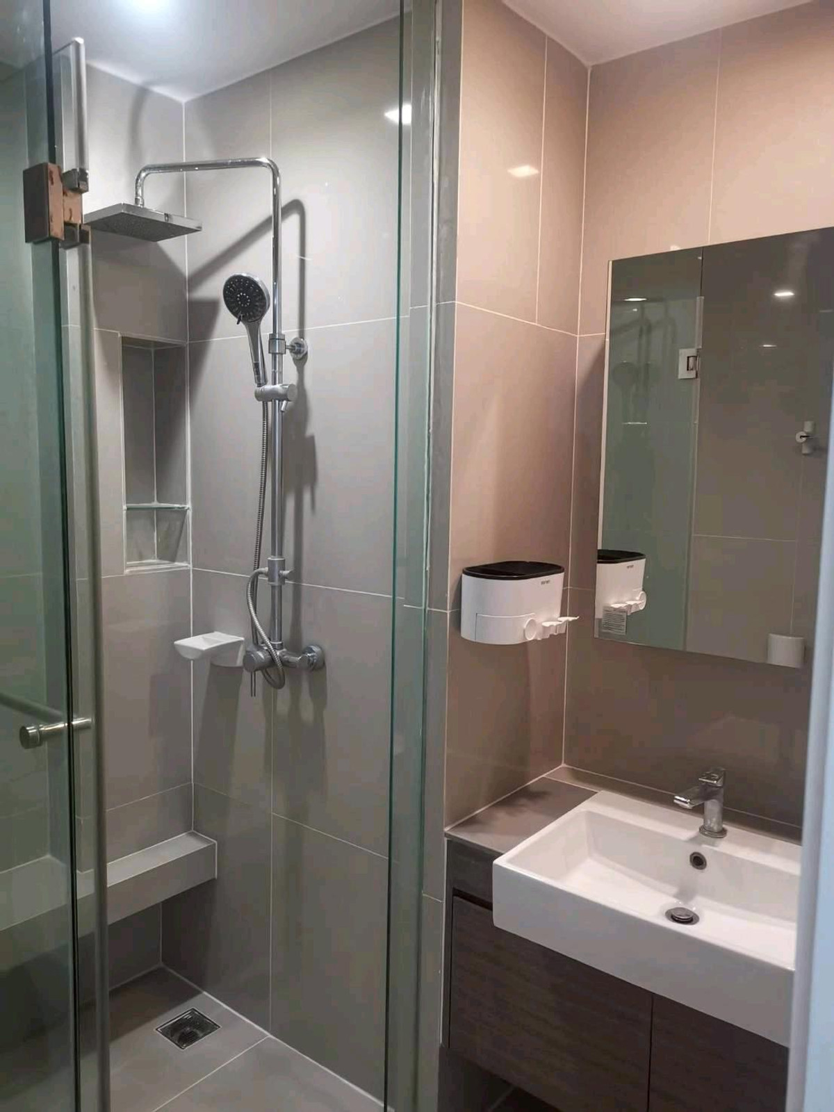 For RentCondoRatchadapisek, Huaikwang, Suttisan : 🚇 Near MRT Sutthisan ~walking distance, beautiful room, newly renovated, swimming pool view, fully furnished, ready to move in