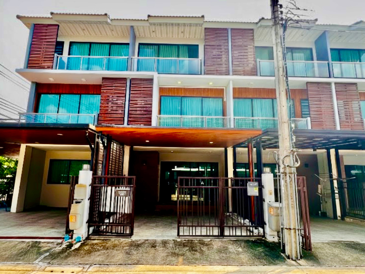 ขายทาวน์โฮมลาดพร้าว101 แฮปปี้แลนด์ : ขายทาวน์โฮม 3 ชั้น Supalai Essence ลาดพร้าว บ้านสภาพใหม่  บิ้วอิน พร้อมเฟอร์นิเจอร์ เครื่องใช้ไฟฟ้า ทำเลศักยภาพ เข้าอยู่ได้ทันที