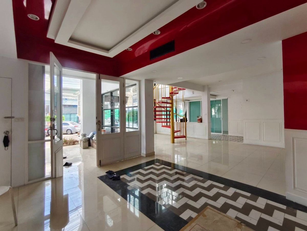 ให้เช่าร้านค้า/ตลาดนัดรามคำแหง หัวหมาก : ปล่อยเช่า พื้นที่ธุรกิจ ชั้น 1 + ช้้นลอย @ ทาวน์อินทาวน์ ถนนศรีวรา CDC ใกล้ ทองหล่อ และ เลียบด่วน เอกมัย-รามอินทรา