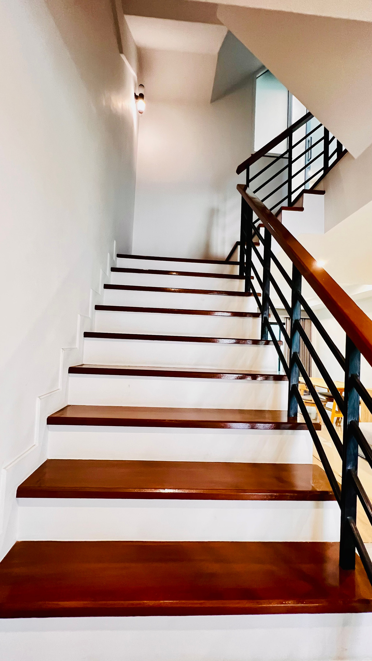 ขายทาวน์โฮมลาดพร้าว101 แฮปปี้แลนด์ : ขายทาวน์โฮม 3 ชั้น Supalai Essence ลาดพร้าว บ้านสภาพใหม่  บิ้วอิน พร้อมเฟอร์นิเจอร์ เครื่องใช้ไฟฟ้า ทำเลศักยภาพ เข้าอยู่ได้ทันที