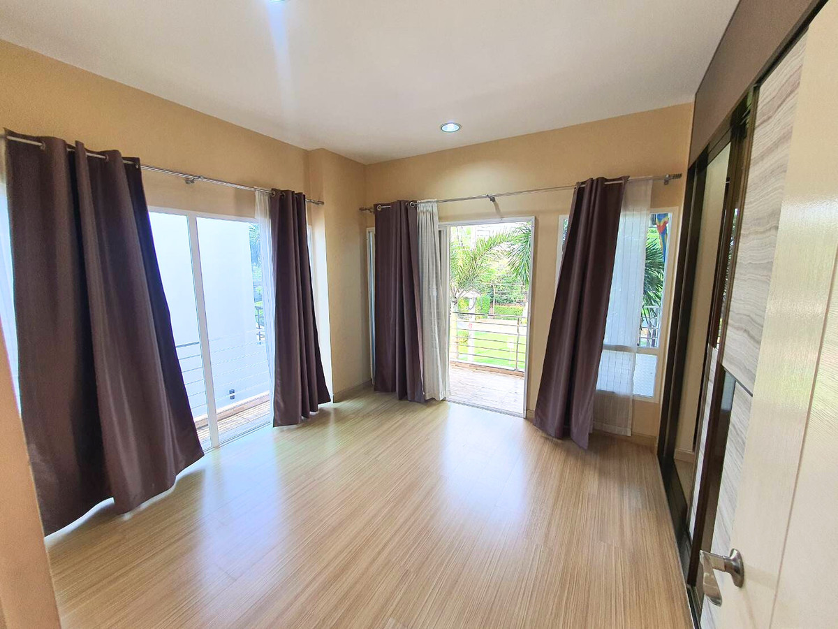 HouseMin Buri, Romklao : For sale, for rent, detached house in front of Parkway Aliv Park, Ramkhamhaeng (Parkway Chalet new phase), next to the BTS, 3 bedrooms, 4 bathrooms, beautiful house, no need to repair, ready to decorate.