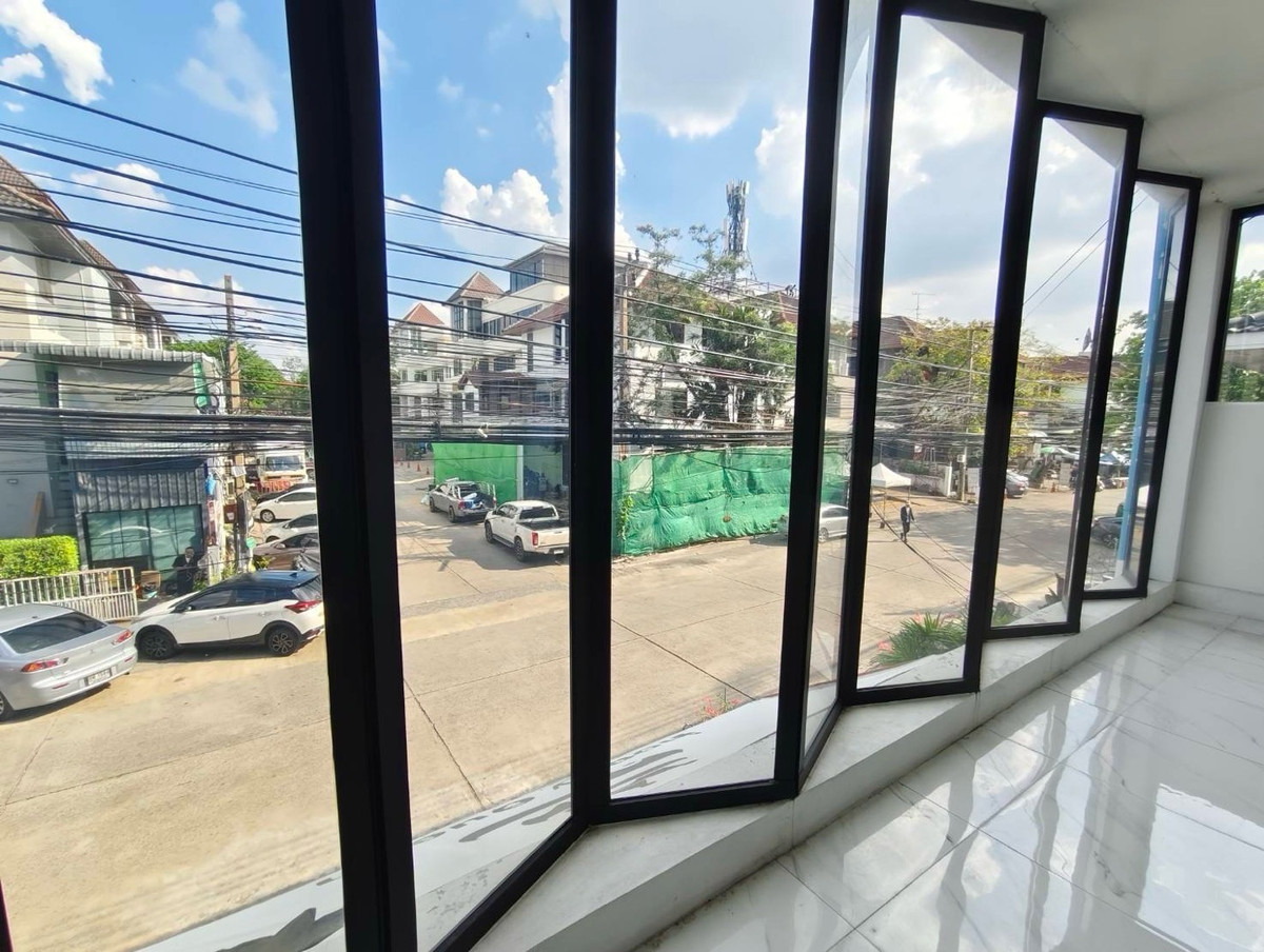 ให้เช่าร้านค้า/ตลาดนัดรามคำแหง หัวหมาก : ปล่อยเช่า พื้นที่ธุรกิจ ชั้น 1 + ช้้นลอย @ ทาวน์อินทาวน์ ถนนศรีวรา CDC ใกล้ ทองหล่อ และ เลียบด่วน เอกมัย-รามอินทรา