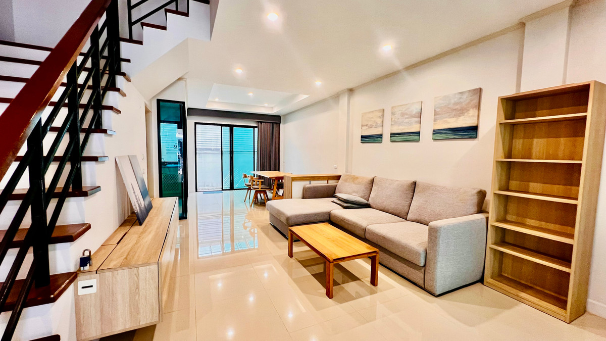 ขายทาวน์โฮมลาดพร้าว101 แฮปปี้แลนด์ : ขายทาวน์โฮม 3 ชั้น Supalai Essence ลาดพร้าว บ้านสภาพใหม่  บิ้วอิน พร้อมเฟอร์นิเจอร์ เครื่องใช้ไฟฟ้า ทำเลศักยภาพ เข้าอยู่ได้ทันที