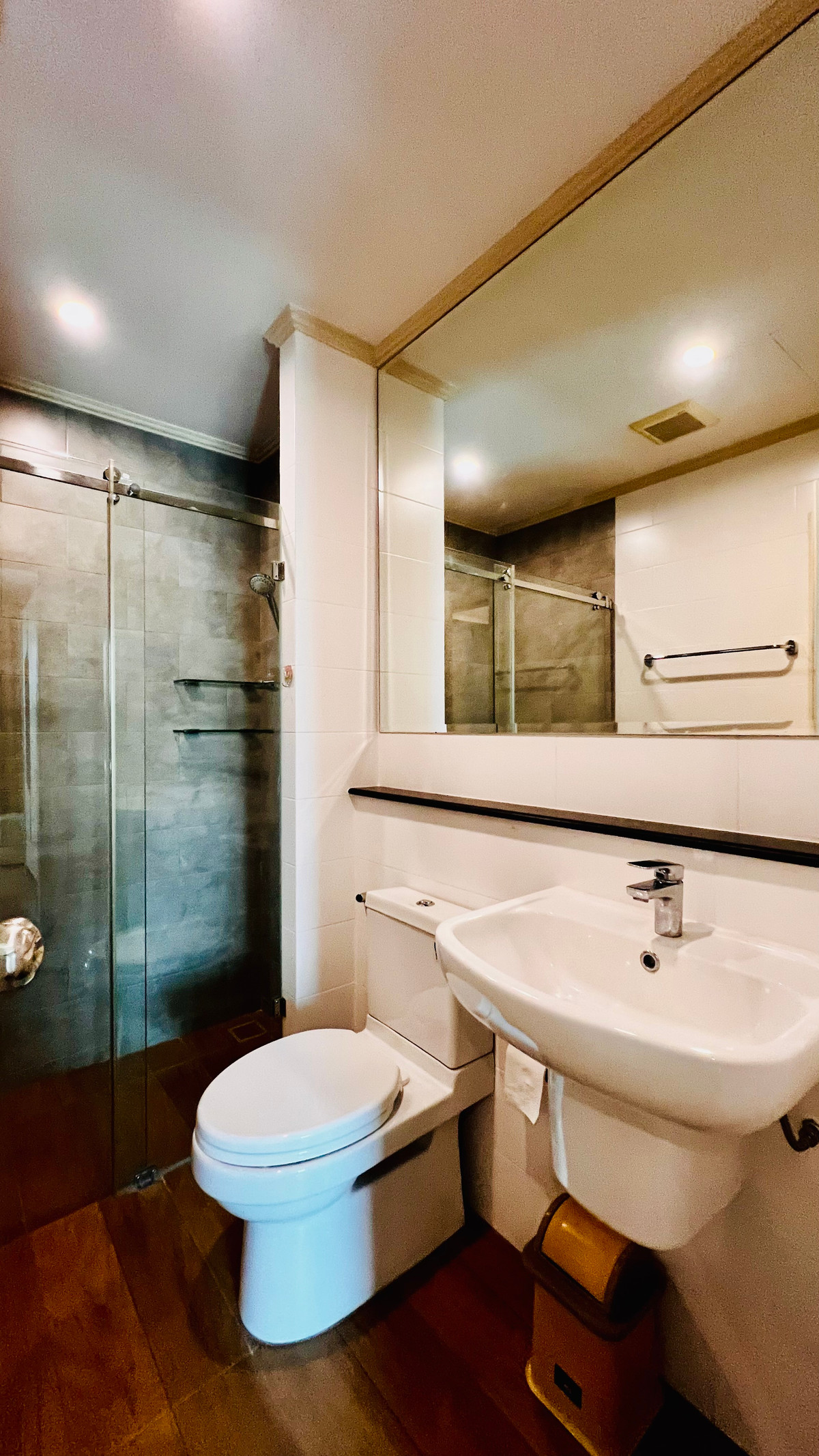 ขายทาวน์โฮมลาดพร้าว101 แฮปปี้แลนด์ : ขายทาวน์โฮม 3 ชั้น Supalai Essence ลาดพร้าว บ้านสภาพใหม่  บิ้วอิน พร้อมเฟอร์นิเจอร์ เครื่องใช้ไฟฟ้า ทำเลศักยภาพ เข้าอยู่ได้ทันที