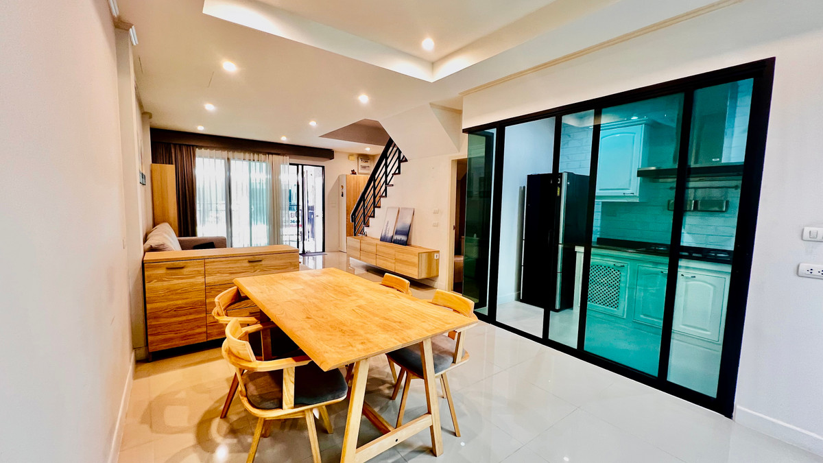 ขายทาวน์โฮมลาดพร้าว101 แฮปปี้แลนด์ : ขายทาวน์โฮม 3 ชั้น Supalai Essence ลาดพร้าว บ้านสภาพใหม่  บิ้วอิน พร้อมเฟอร์นิเจอร์ เครื่องใช้ไฟฟ้า ทำเลศักยภาพ เข้าอยู่ได้ทันที