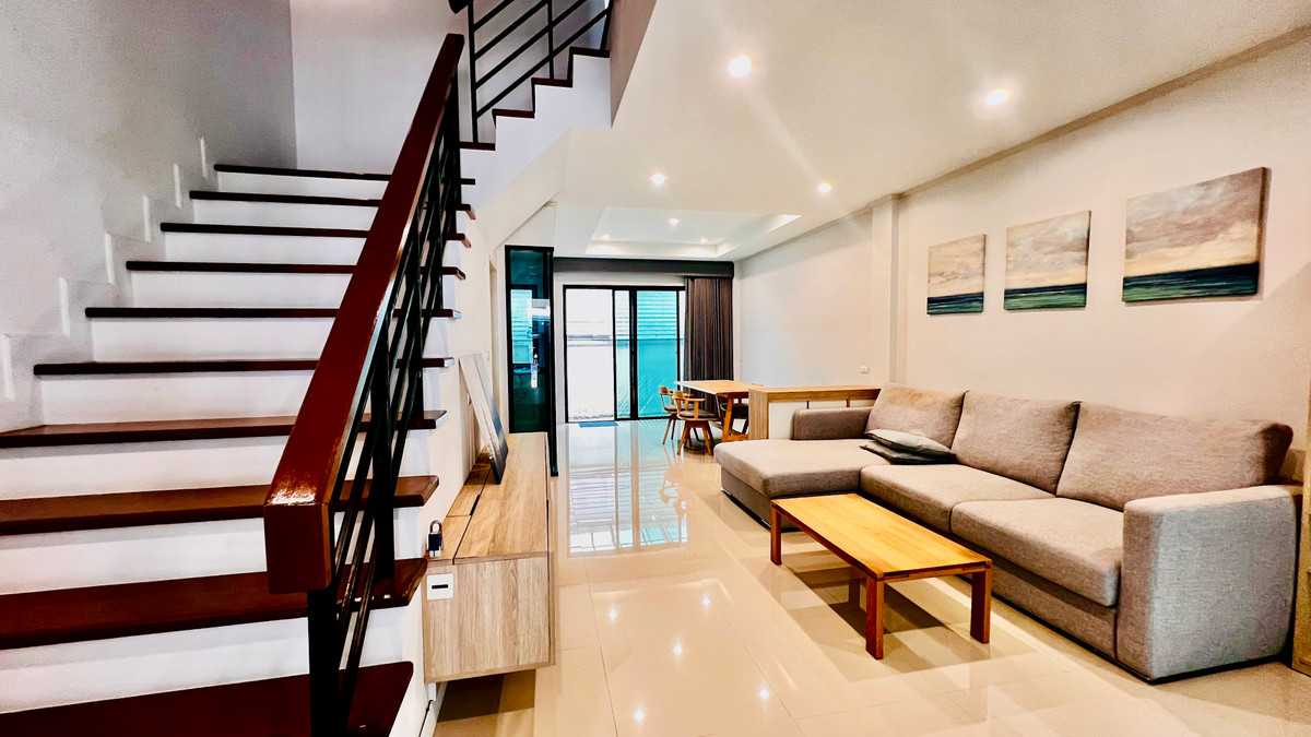 ขายทาวน์โฮมลาดพร้าว101 แฮปปี้แลนด์ : ขายทาวน์โฮม 3 ชั้น Supalai Essence ลาดพร้าว บ้านสภาพใหม่  บิ้วอิน พร้อมเฟอร์นิเจอร์ เครื่องใช้ไฟฟ้า ทำเลศักยภาพ เข้าอยู่ได้ทันที