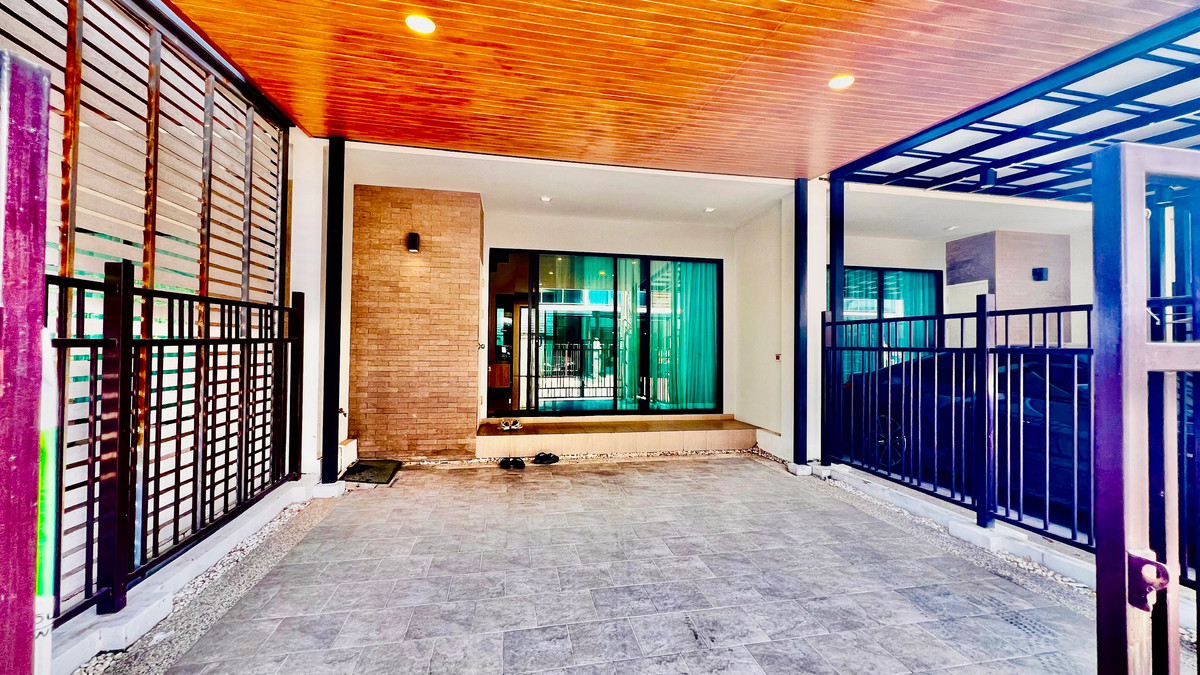 ขายทาวน์โฮมลาดพร้าว101 แฮปปี้แลนด์ : ขายทาวน์โฮม 3 ชั้น Supalai Essence ลาดพร้าว บ้านสภาพใหม่  บิ้วอิน พร้อมเฟอร์นิเจอร์ เครื่องใช้ไฟฟ้า ทำเลศักยภาพ เข้าอยู่ได้ทันที