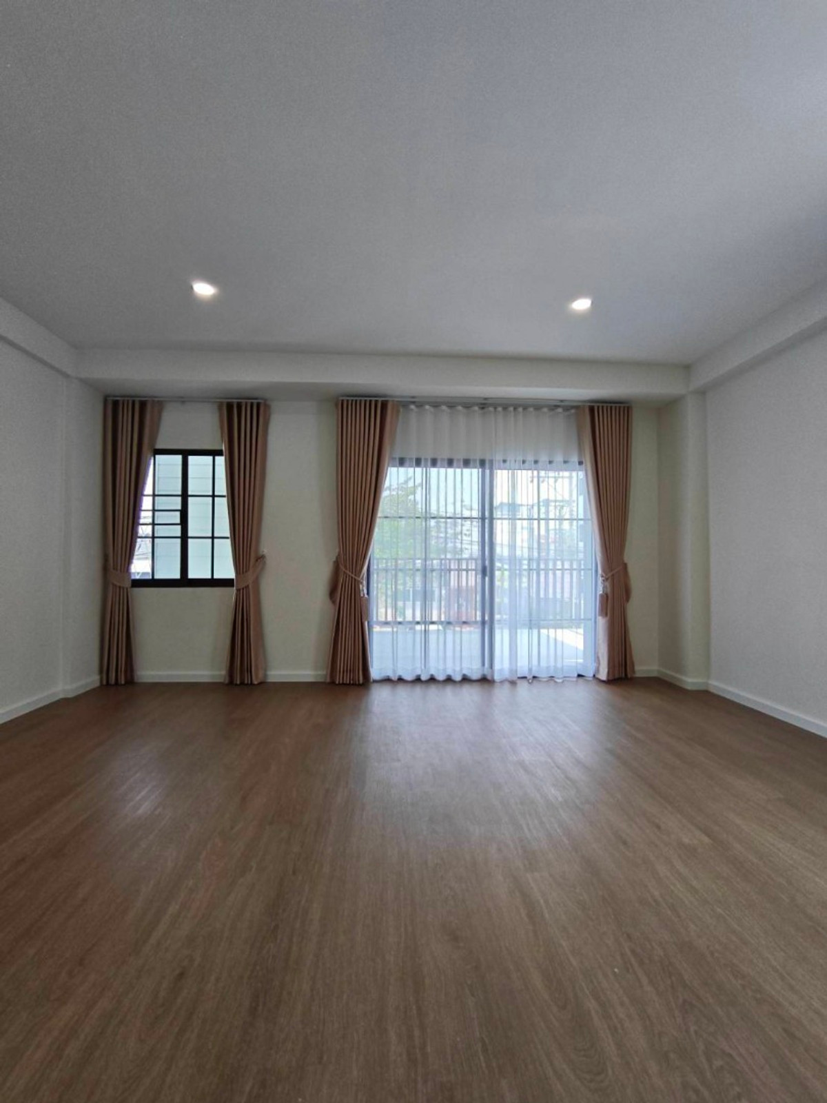 ขายทาวน์โฮมพระราม 9 เพชรบุรีตัดใหม่ RCA : 6903-055 ขาย ทาวน์โฮม 3 ชั้น รีโนเวทใหม่ 4 ห้องนอน ใกล้ The Nine พระราม9 