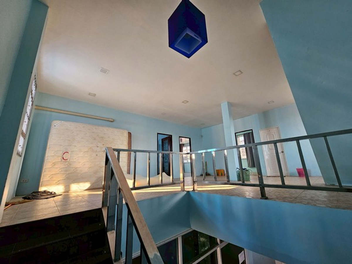 For RentWarehousePattaya, Bangsaen, Chonburi : HR3312 Warehouse for rent, new condition, H-Beam structure, complete with office. Ban Bueng-Chonburi location Supports the installation of a 5-ton crane with a high load-bearing floor. Convenient entry and exit