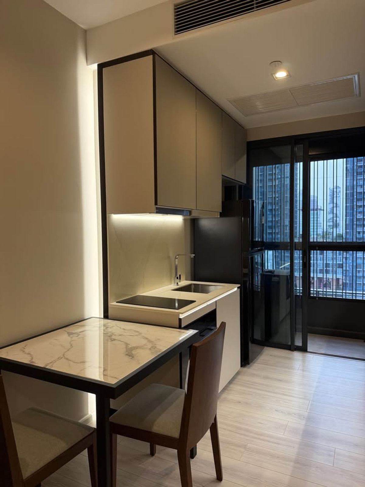 ให้เช่าคอนโดราชเทวี พญาไท : The Room Phayathai【𝐑𝐄𝐍𝐓】🔥ห้องโมเดิร์นลักชู โทนเรียบหรูดูแพง🔥 ติดต่อไลน์ไอดี: @hacondo