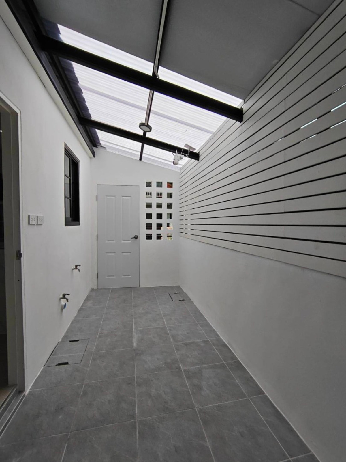 ขายทาวน์โฮมพระราม 9 เพชรบุรีตัดใหม่ RCA : 6903-055 ขาย ทาวน์โฮม 3 ชั้น รีโนเวทใหม่ 4 ห้องนอน ใกล้ The Nine พระราม9 