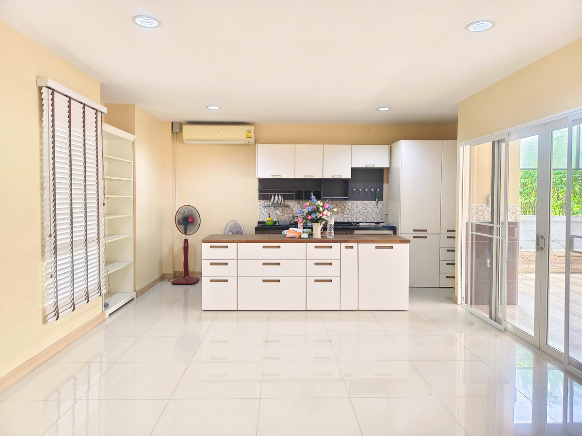 HouseMin Buri, Romklao : For sale, for rent, detached house in front of Parkway Aliv Park, Ramkhamhaeng (Parkway Chalet new phase), next to the BTS, 3 bedrooms, 4 bathrooms, beautiful house, no need to repair, ready to decorate.