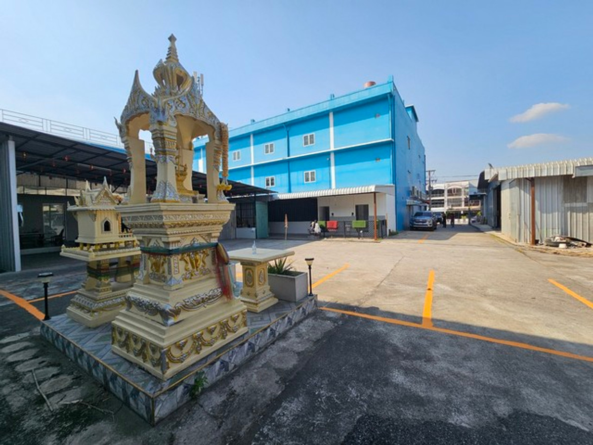 For RentWarehousePattaya, Bangsaen, Chonburi : HR3312 Warehouse for rent, new condition, H-Beam structure, complete with office. Ban Bueng-Chonburi location Supports the installation of a 5-ton crane with a high load-bearing floor. Convenient entry and exit
