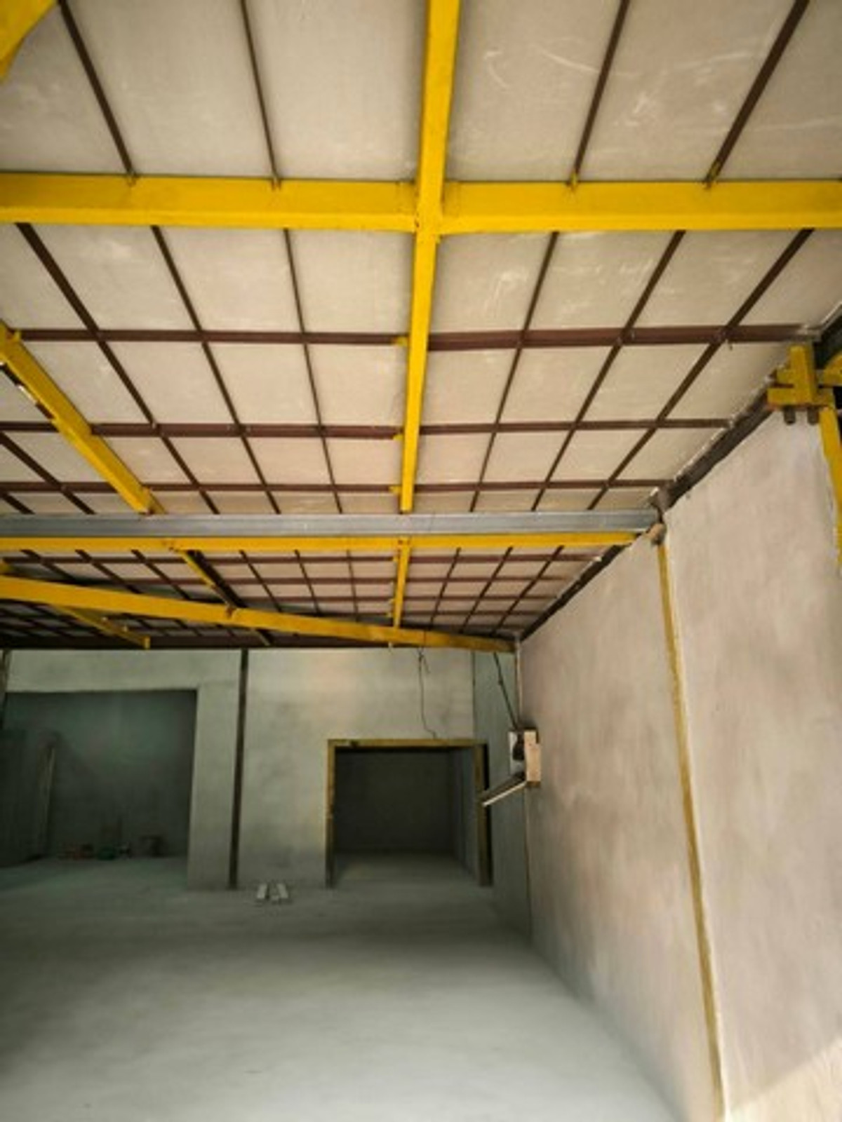 For RentWarehousePattanakan, Srinakarin : HR3310 Warehouse for rent, size approximately 400 sq m., good condition, potential location, Srinakarin 24 - On Nut 39, connected to many routes. Near Kelantan BTS station