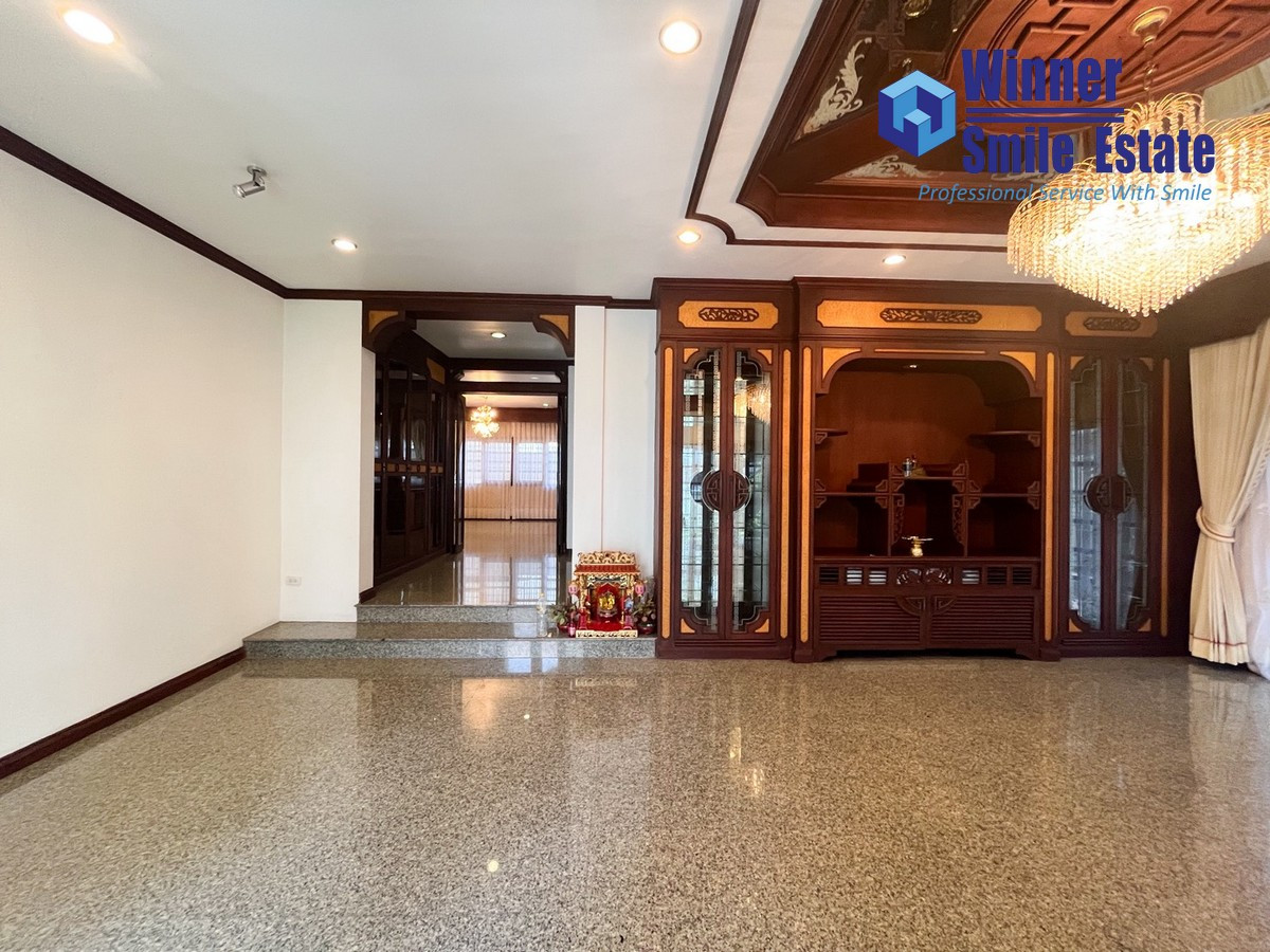 ให้เช่าบ้านลาดกระบัง สุวรรณภูมิ : Single house for rent at Flower Lee Garden Village, large and newly renovated, Soi Chalerm Phrakiat R.9-47. Near Suan Luang R.9 Park.
