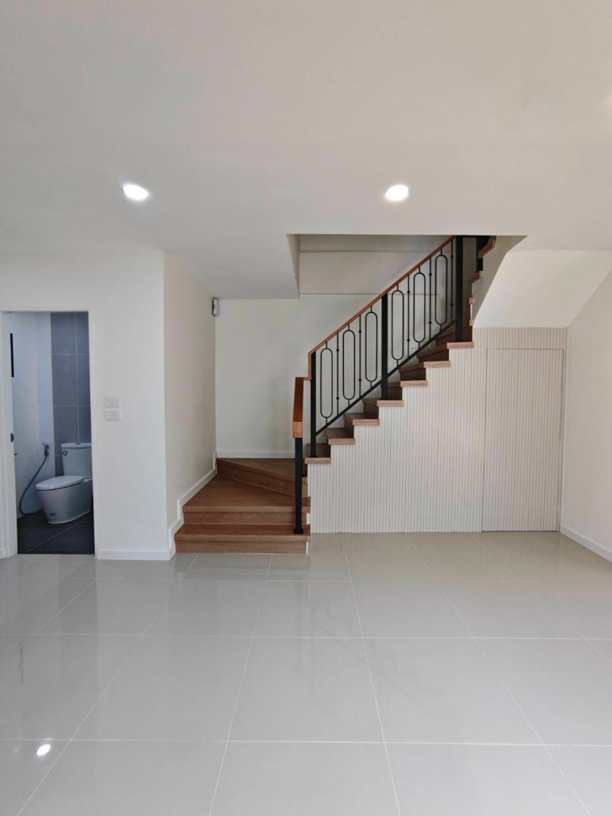 ขายทาวน์โฮมพระราม 9 เพชรบุรีตัดใหม่ RCA : 6903-055 ขาย ทาวน์โฮม 3 ชั้น รีโนเวทใหม่ 4 ห้องนอน ใกล้ The Nine พระราม9 