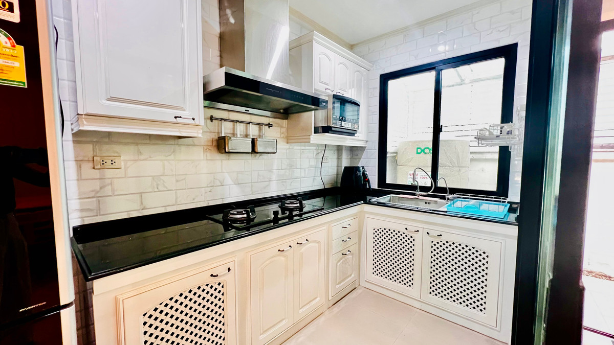 ขายทาวน์โฮมลาดพร้าว101 แฮปปี้แลนด์ : ขายทาวน์โฮม 3 ชั้น Supalai Essence ลาดพร้าว บ้านสภาพใหม่  บิ้วอิน พร้อมเฟอร์นิเจอร์ เครื่องใช้ไฟฟ้า ทำเลศักยภาพ เข้าอยู่ได้ทันที