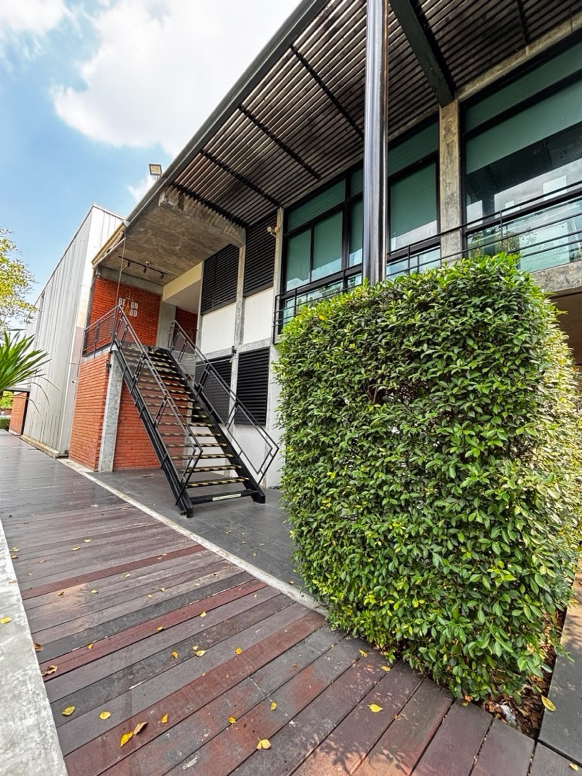 ขายสำนักงานเลียบทางด่วนรามอินทรา : ขายอาคารสำนักงาน 9 อาคาร บนที่ดินผืนใหญ่ เลียบด่วนเอกมัย รามอินทรา ใกล้ Crystal Design Center และ Central EastVille เหมาะลงทุนหรือทำสำนักงานใหญ่