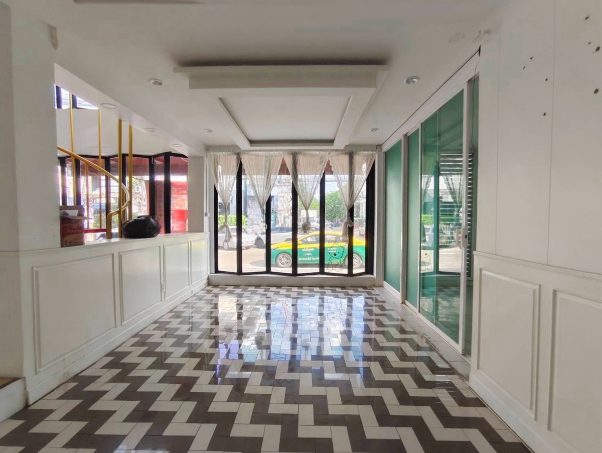 ให้เช่าร้านค้า/ตลาดนัดรามคำแหง หัวหมาก : ปล่อยเช่า พื้นที่ธุรกิจ ชั้น 1 + ช้้นลอย @ ทาวน์อินทาวน์ ถนนศรีวรา CDC ใกล้ ทองหล่อ และ เลียบด่วน เอกมัย-รามอินทรา