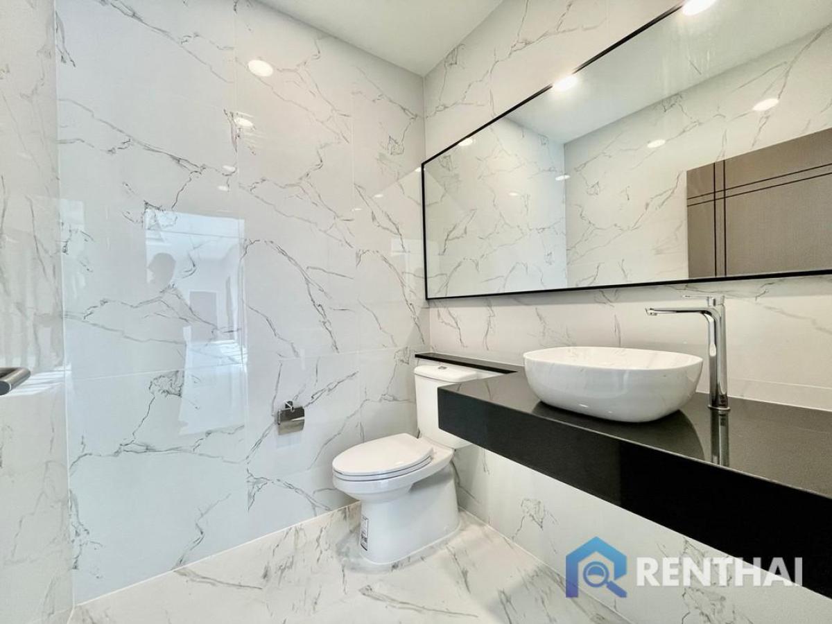 ขายบ้านพัทยา บางแสน ชลบุรี สัตหีบ : บ้านพูลวิลล่าใหม่ 3 ห้องนอน เหมาะสำหรับครอบครัว พื้นที่กว้างขวาง