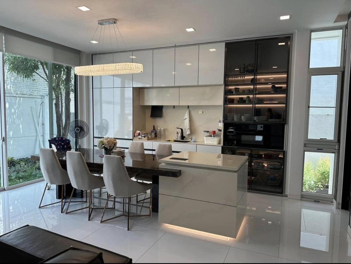 ขายบ้านเลียบทางด่วนรามอินทรา : 03/04/2026, บ้านหรู 4 ห้องนอน 5 ห้องน้ำ ขนาด 371 ตรม. ใจกลางเอกมัย-รามอินทรา 
ราคาพิเศษ 46 ล้าน ลงทุนหรืออยู่อาศัย พร้อมทำเลเชื่อมต่อเมืองง่าย 0642748883