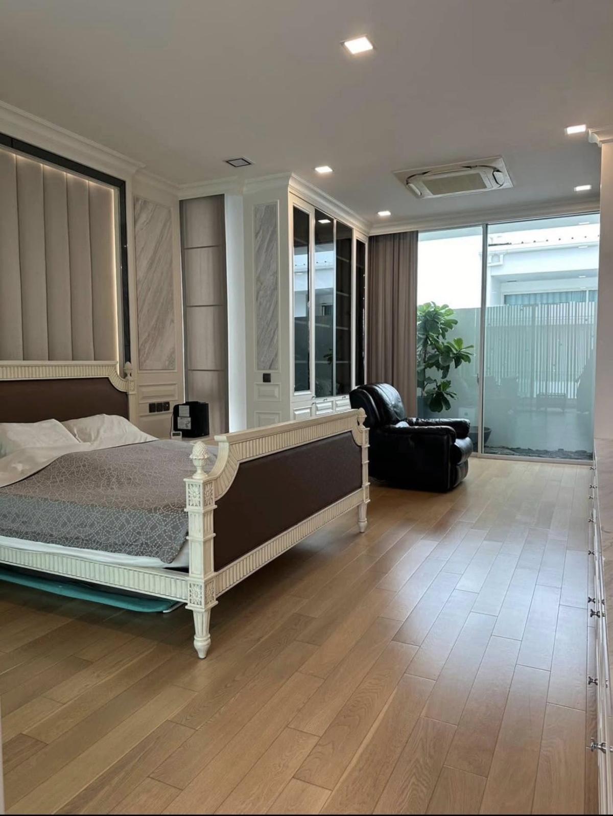 ขายบ้านเลียบทางด่วนรามอินทรา : 03/04/2026, บ้านหรู 4 ห้องนอน 5 ห้องน้ำ ขนาด 371 ตรม. ใจกลางเอกมัย-รามอินทรา 
ราคาพิเศษ 46 ล้าน ลงทุนหรืออยู่อาศัย พร้อมทำเลเชื่อมต่อเมืองง่าย 0642748883