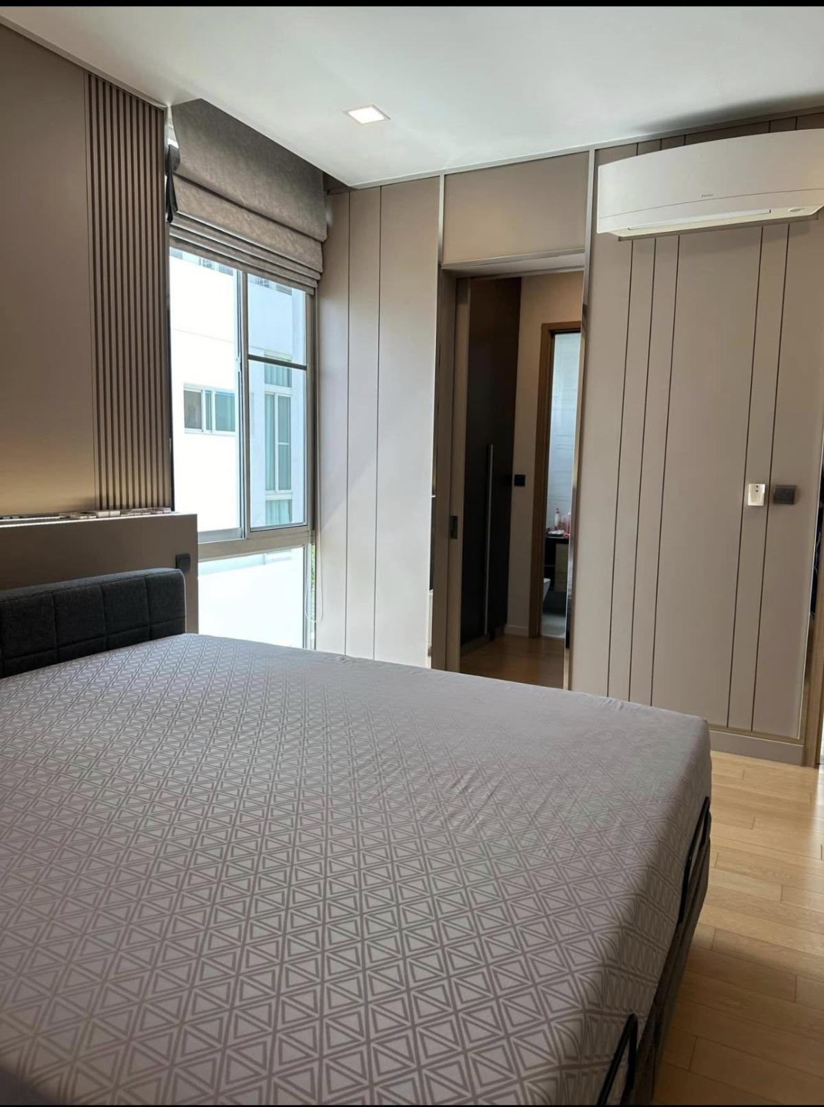 ขายบ้านเลียบทางด่วนรามอินทรา : 03/04/2026, บ้านหรู 4 ห้องนอน 5 ห้องน้ำ ขนาด 371 ตรม. ใจกลางเอกมัย-รามอินทรา 
ราคาพิเศษ 46 ล้าน ลงทุนหรืออยู่อาศัย พร้อมทำเลเชื่อมต่อเมืองง่าย 0642748883