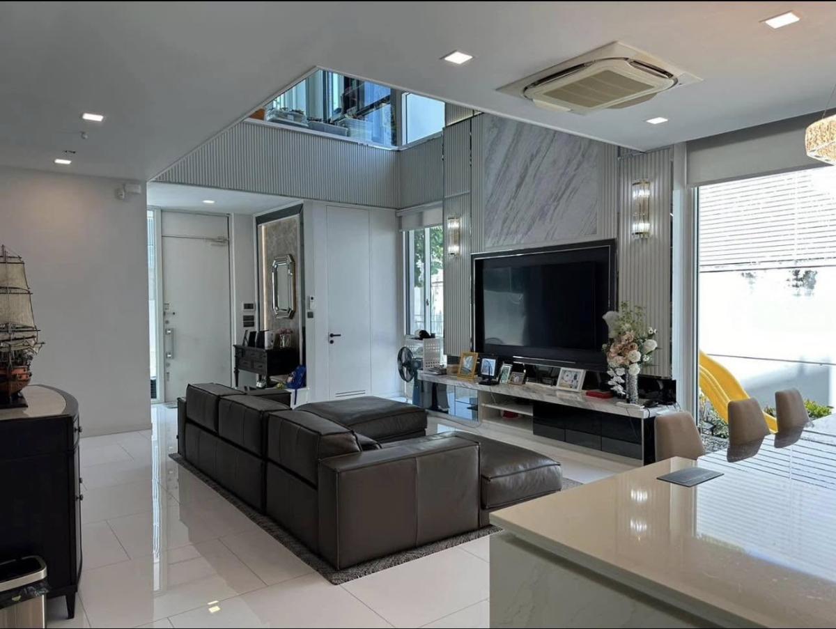 ขายบ้านเลียบทางด่วนรามอินทรา : 03/04/2026, บ้านหรู 4 ห้องนอน 5 ห้องน้ำ ขนาด 371 ตรม. ใจกลางเอกมัย-รามอินทรา 
ราคาพิเศษ 46 ล้าน ลงทุนหรืออยู่อาศัย พร้อมทำเลเชื่อมต่อเมืองง่าย 0642748883