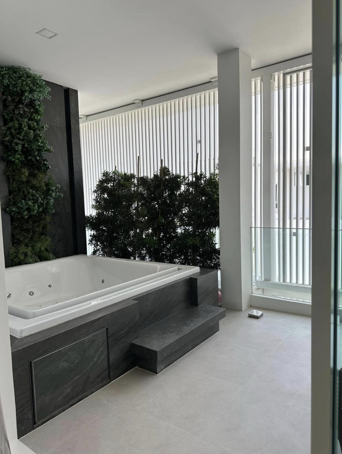 ขายบ้านเลียบทางด่วนรามอินทรา : 03/04/2026, บ้านหรู 4 ห้องนอน 5 ห้องน้ำ ขนาด 371 ตรม. ใจกลางเอกมัย-รามอินทรา 
ราคาพิเศษ 46 ล้าน ลงทุนหรืออยู่อาศัย พร้อมทำเลเชื่อมต่อเมืองง่าย 0642748883