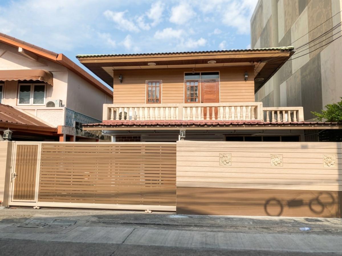 ให้เช่าบ้านพระราม 9 เพชรบุรีตัดใหม่ RCA : 03/04/2026, ให้เช่าบ้านเดี่ยว 4 ห้องนอน ใจกลางเพชรบุรี-พระราม 9 ใกล้ทองหล่อ เอกมัย 
พื้นที่กว้าง 200 ตร.ม. ราคาดี 35,000 บาท/เดือน ห้ามพลาด! 0642748883