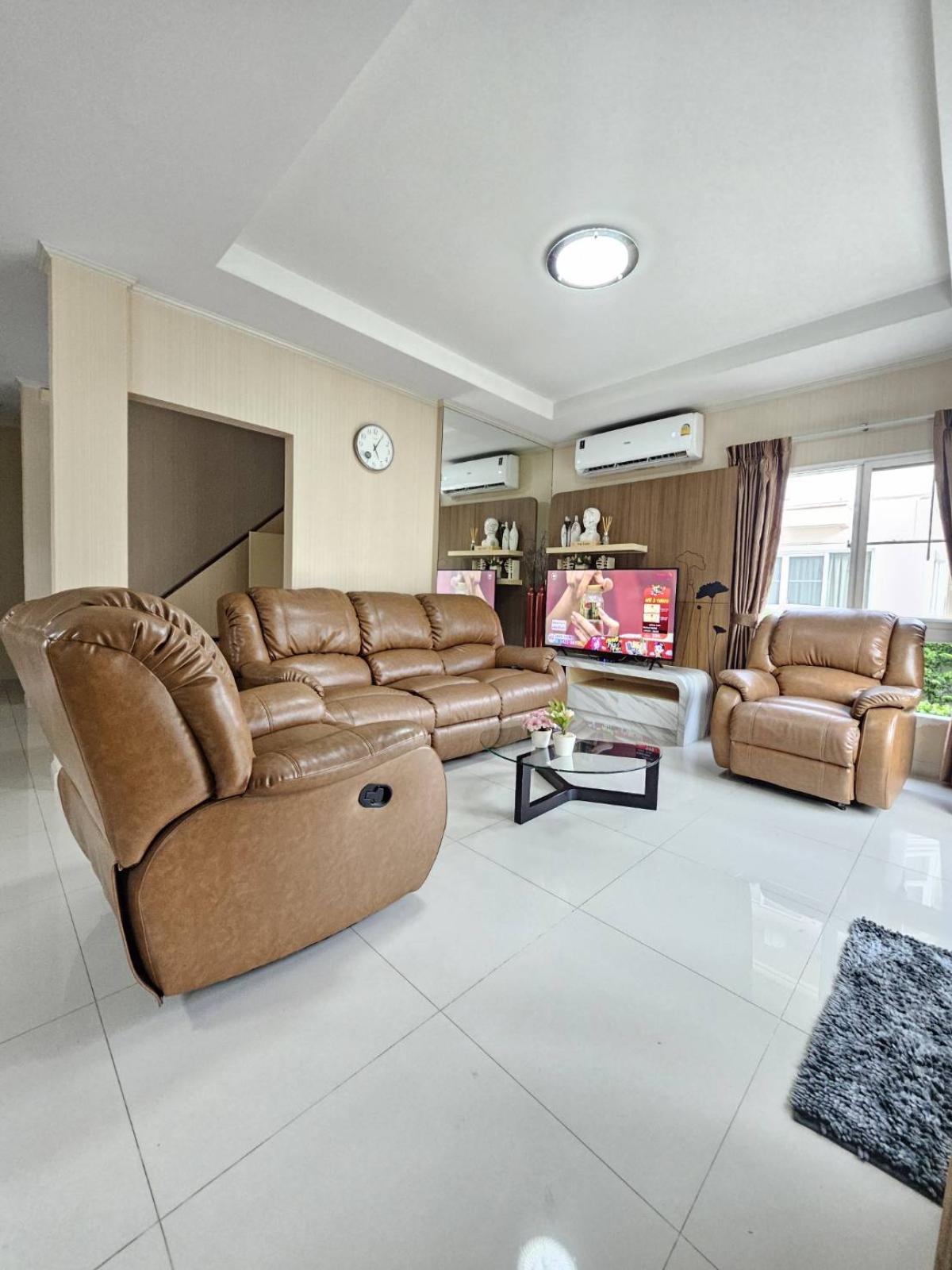 For RentHouseLadkrabang, Suwannaphum Airport : 15/03/2026, Single house, 4 bedrooms, 3 bathrooms, 300 sq m., near BTS Bangna-Udomsuk. 
Rent only 65,000 baht/month. Urgent! Golden location Suplai Suan Luang 0642748883