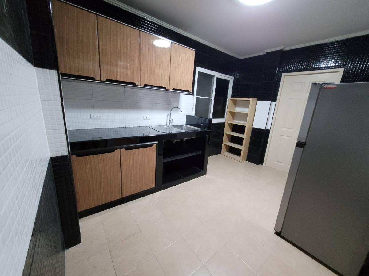 For RentHouseLadkrabang, Suwannaphum Airport : 15/03/2026, Single house, 4 bedrooms, 3 bathrooms, 300 sq m., near BTS Bangna-Udomsuk. 
Rent only 65,000 baht/month. Urgent! Golden location Suplai Suan Luang 0642748883