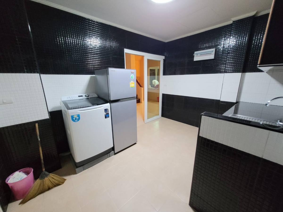 For RentHouseLadkrabang, Suwannaphum Airport : 15/03/2026, Single house, 4 bedrooms, 3 bathrooms, 300 sq m., near BTS Bangna-Udomsuk. 
Rent only 65,000 baht/month. Urgent! Golden location Suplai Suan Luang 0642748883