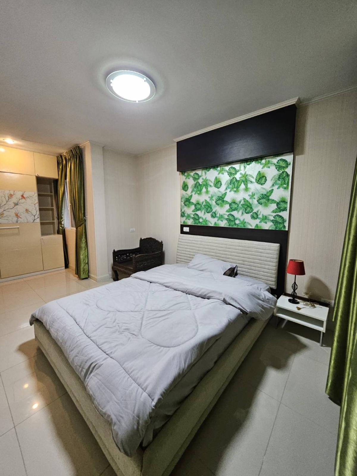 For RentHouseLadkrabang, Suwannaphum Airport : 15/03/2026, Single house, 4 bedrooms, 3 bathrooms, 300 sq m., near BTS Bangna-Udomsuk. 
Rent only 65,000 baht/month. Urgent! Golden location Suplai Suan Luang 0642748883