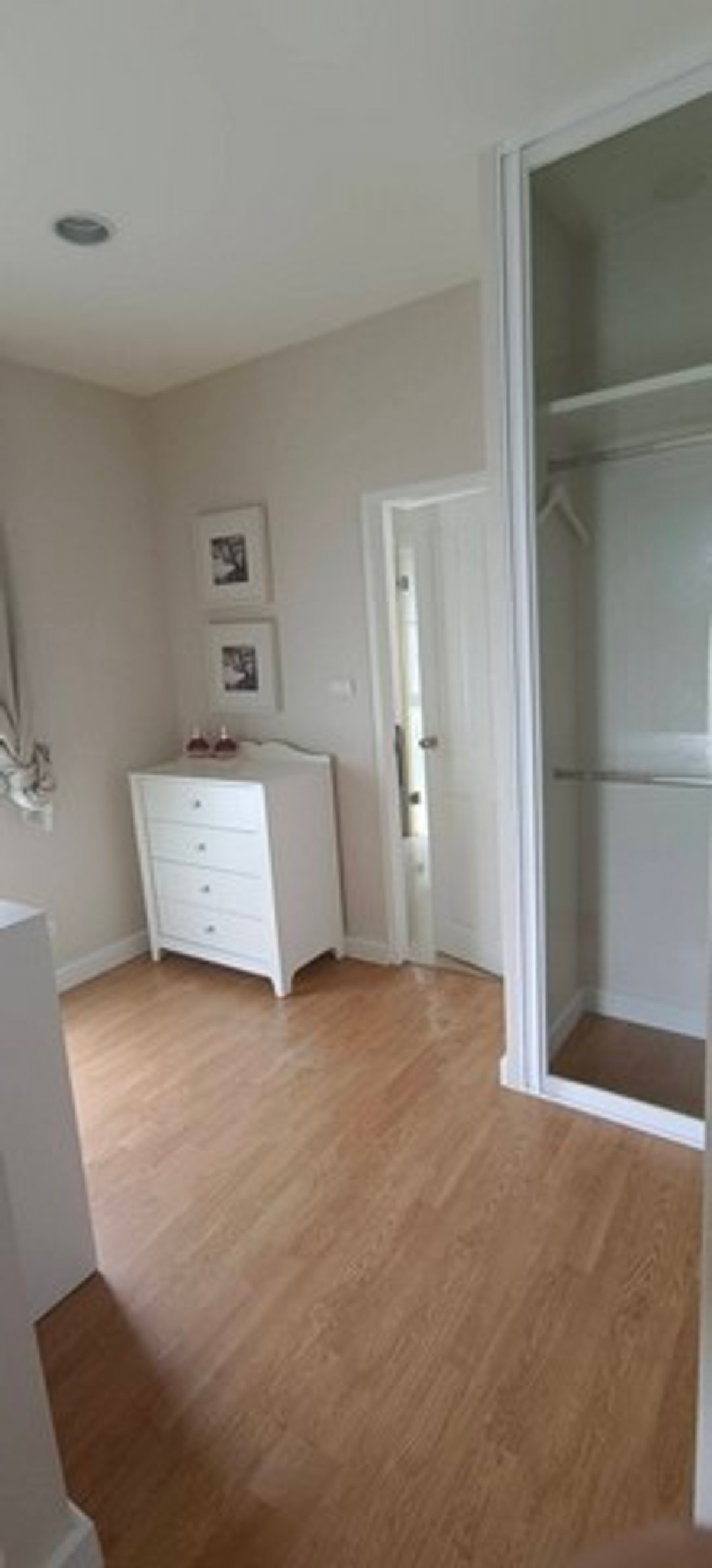 For RentHouseSamut Prakan,Samrong : HR3318 Luxury detached house for rent, Nara Botanic Srinakarin project, close to the Yellow Line, only 200 meters, built-in throughout, ready to move in.