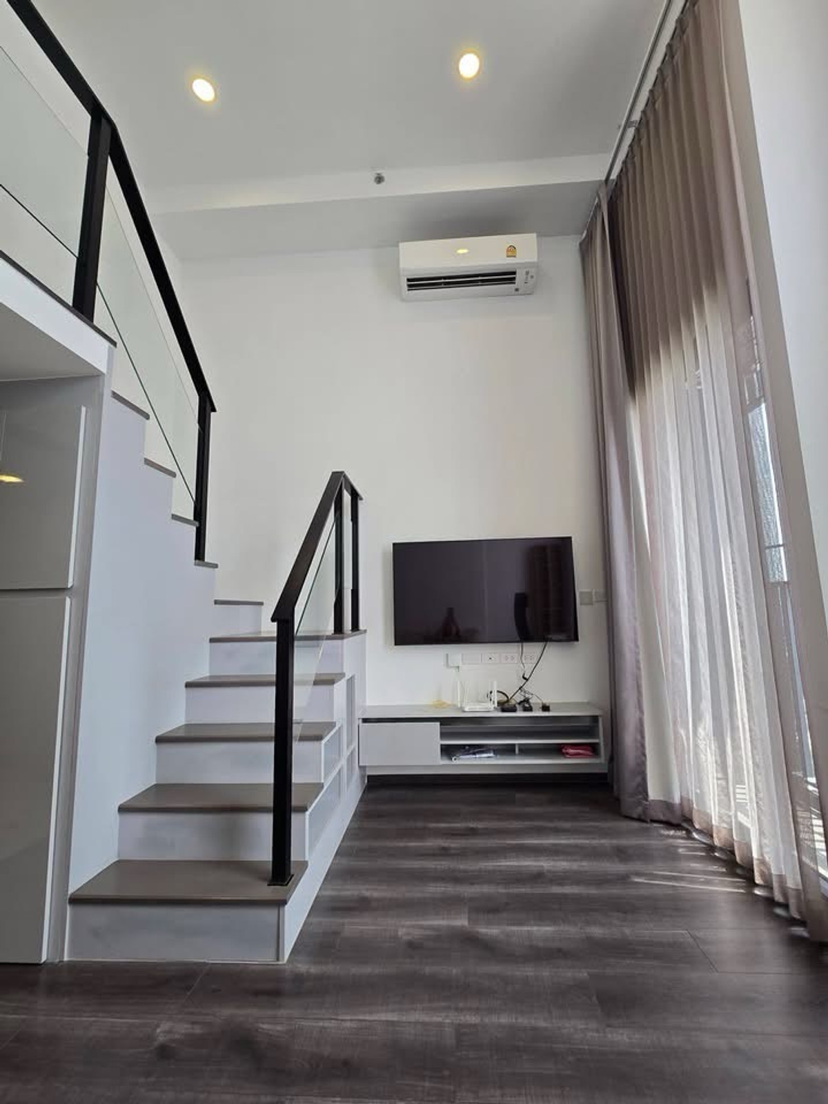 For RentCondoRamkhamhaeng, Hua Mak : 🏢✨ For sale/rent Knightsbridge Space Ratchayothin
🚆 Next to BTS Phahonyothin 24, just a few steps from the station, very good location in the heart of Ratchayothin.

💰 Rental price 25,000 baht / month