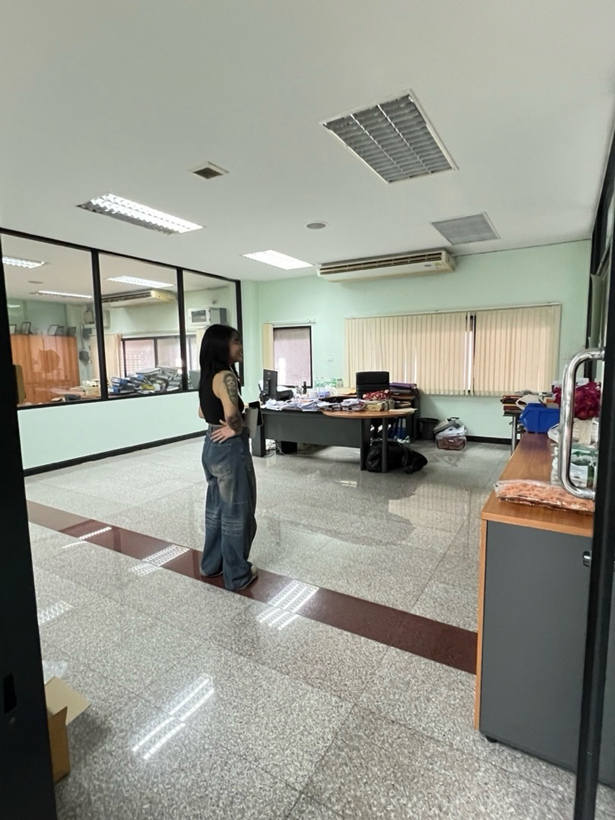 WarehouseNonthaburi, Bang Yai, Bangbuathong : Rent/sell office building with warehouse Talat Khwan Subdistrict, Mueang Nonthaburi District, Nonthaburi Province, 4-story office, size 1,400 sq m, rent 175,000 baht, sell 29,900,000 baht.