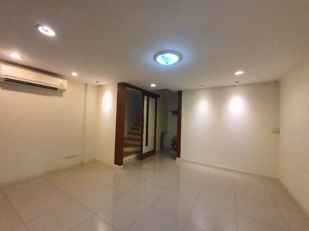 ให้เช่าทาวน์โฮมโชคชัย4 ลาดพร้าว71 : 🏡 ให้เช่า ทาวน์โฮม 4 ชั้น ลาดพร้าว 71 (สุคนธสวัสดิ์)
✨ ทำเลติดถนนใหญ่ พร้อมอยู่ | เหมาะทำ Home Office + อยู่อาศัย
💰 ค่าเช่าเพียง 25,000 บาท / เดือน