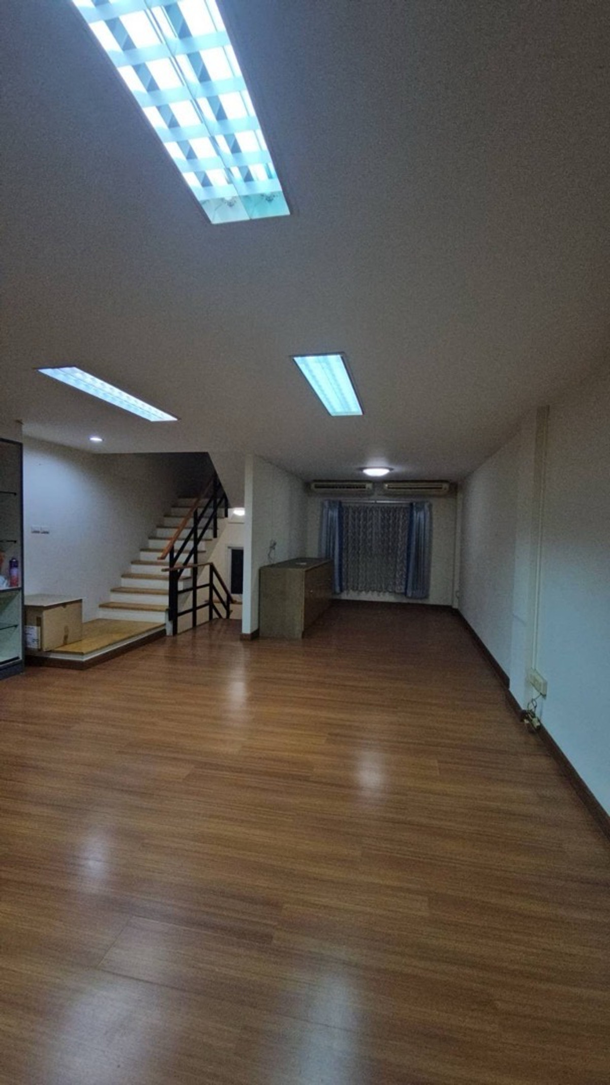 ให้เช่าทาวน์โฮมโชคชัย4 ลาดพร้าว71 : 🏡 ให้เช่า ทาวน์โฮม 4 ชั้น ลาดพร้าว 71 (สุคนธสวัสดิ์)
✨ ทำเลติดถนนใหญ่ พร้อมอยู่ | เหมาะทำ Home Office + อยู่อาศัย
💰 ค่าเช่าเพียง 25,000 บาท / เดือน