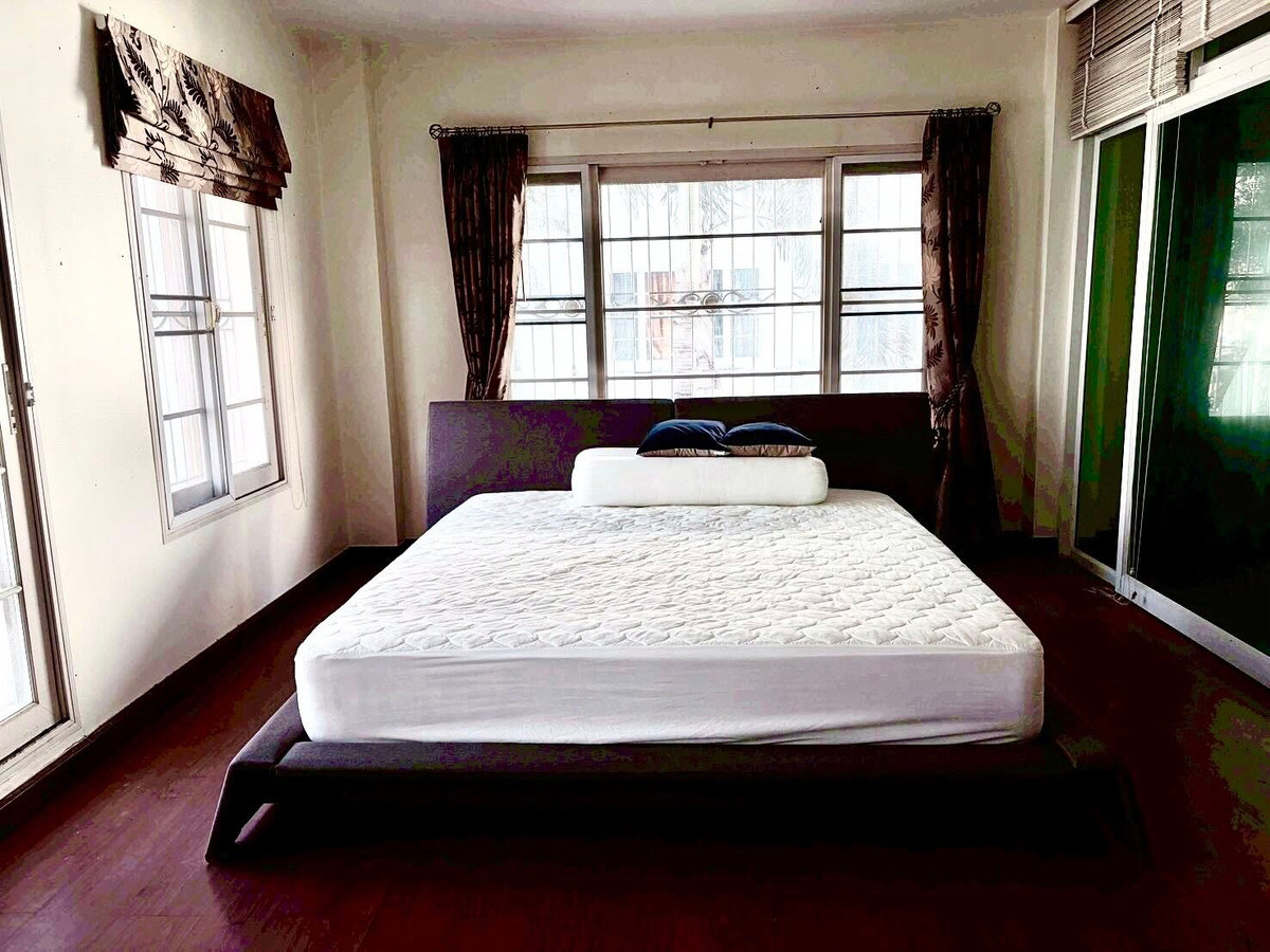 For RentTownhomeThaphra, Talat Phlu, Wutthakat : HR3319 Townhome for rent, Project: Urban Sathorn, corner house, wide area, connected to Sathorn only 10 minutes, near BTS Bang Wa.
