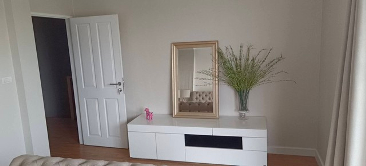 For RentHouseSamut Prakan,Samrong : HR3318 Luxury detached house for rent, Nara Botanic Srinakarin project, close to the Yellow Line, only 200 meters, built-in throughout, ready to move in.